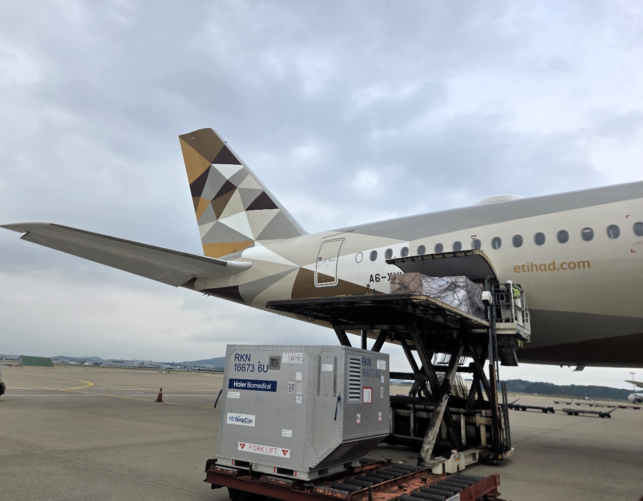直面50℃以上高温，鸿鹄航空科技携手阿提哈德航空护航医药运输